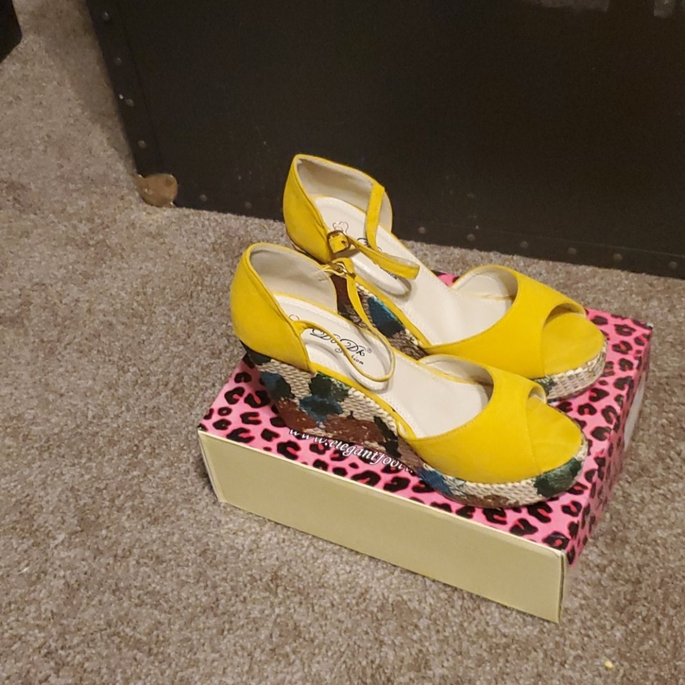 Shoes - Picture 3 of 4
